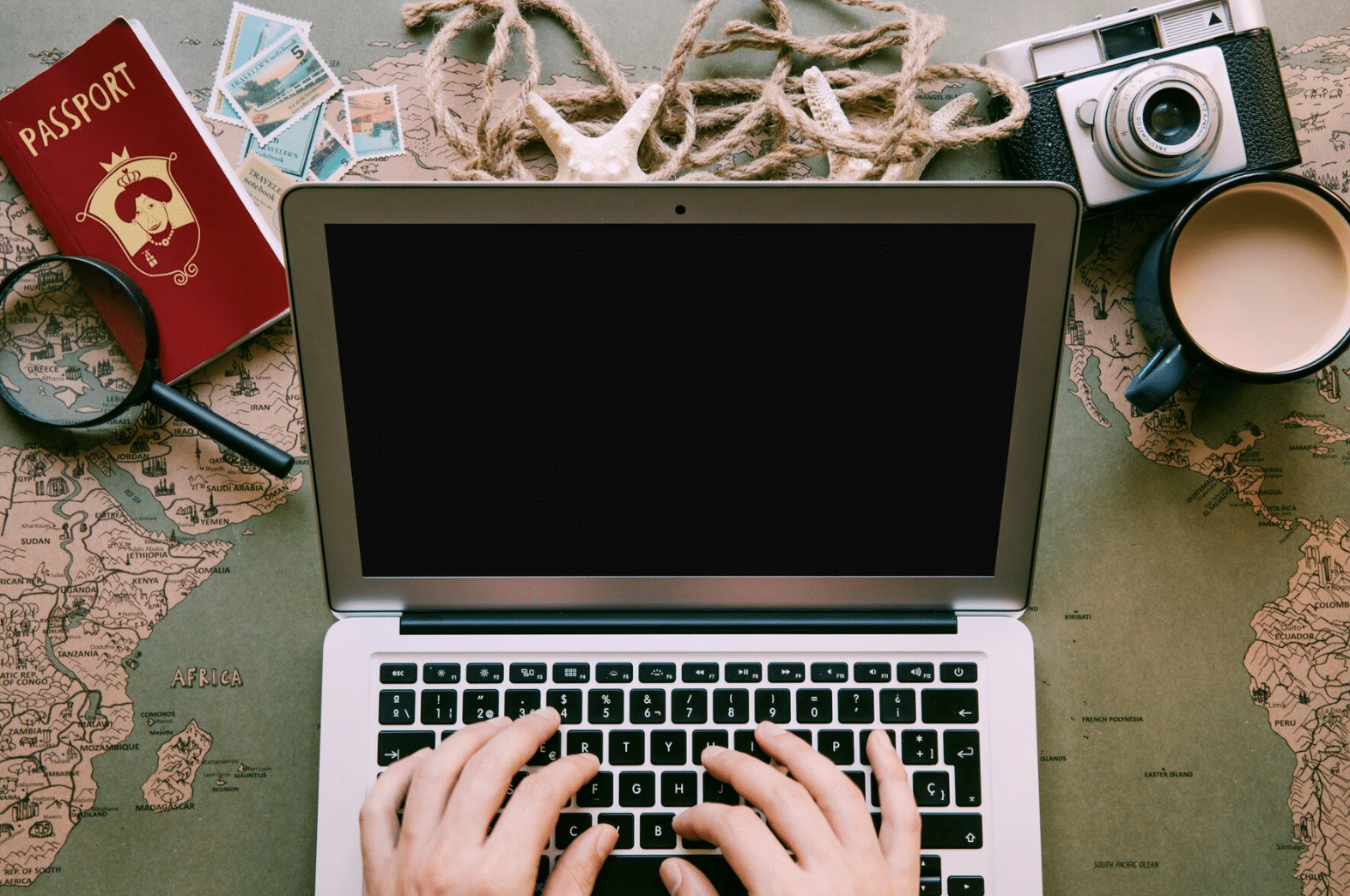 https://www.freepik.es/foto-gratis/viajero-escribiendo-computadora-portatil_1538017.htm#fromView=search&page=1&position=4&uuid=250f7365-0ddf-46fb-a5b2-b4c7c8f2b221&query=Visas+de+n%C3%B3mada+digital